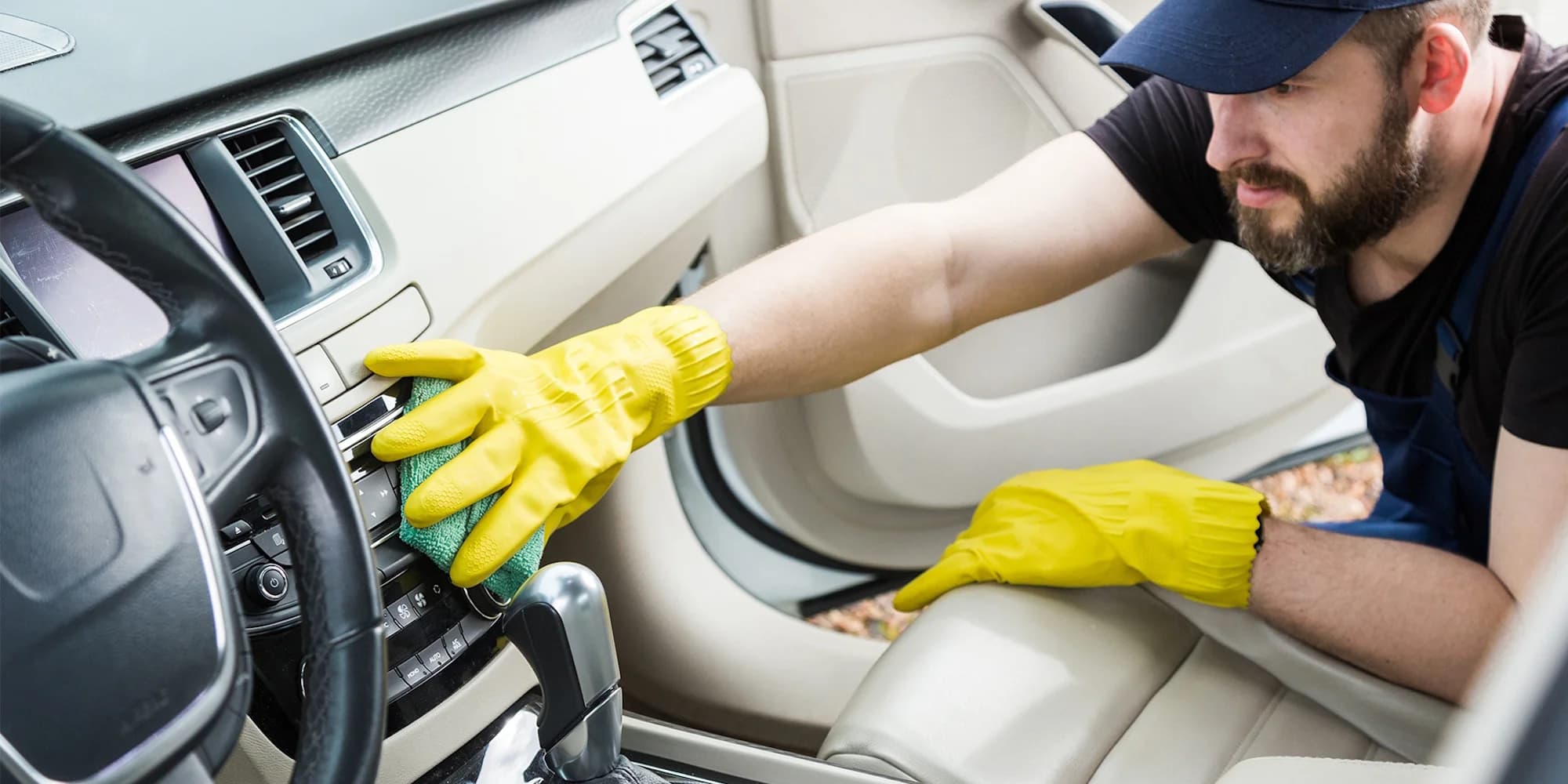 Kompletní čištění interiéru automobilu: suché čištění i tepování