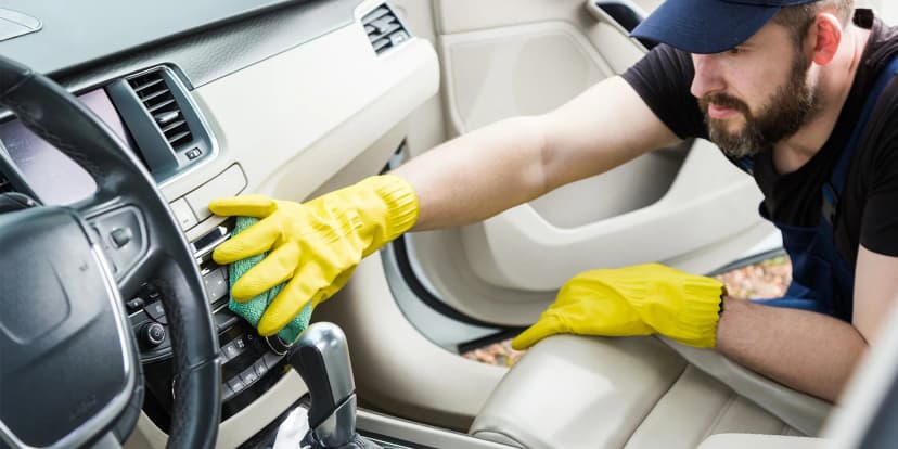 Kompletní čištění interiéru automobilu: suché čištění i tepování