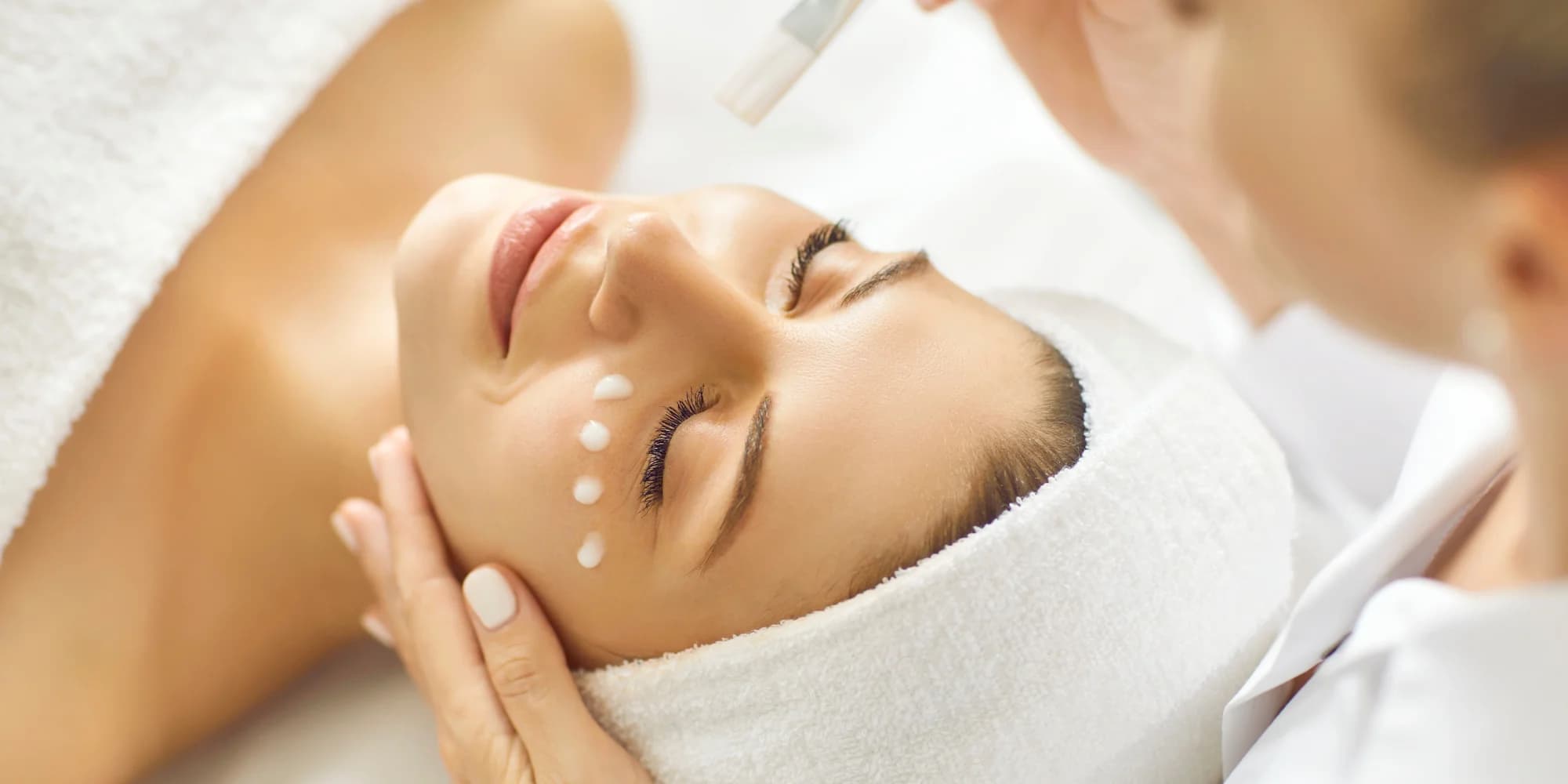Pleť jako znovuzrozená: mikrodermabraze, radiofrekvence, maska i masáž obličeje